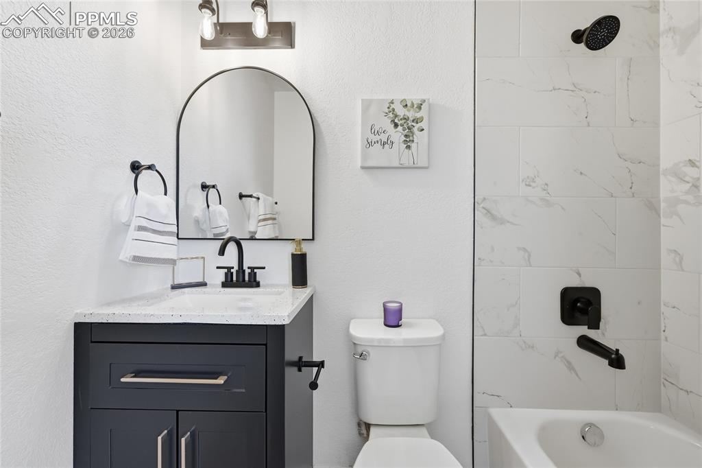 Image 20 of 48: Bathroom