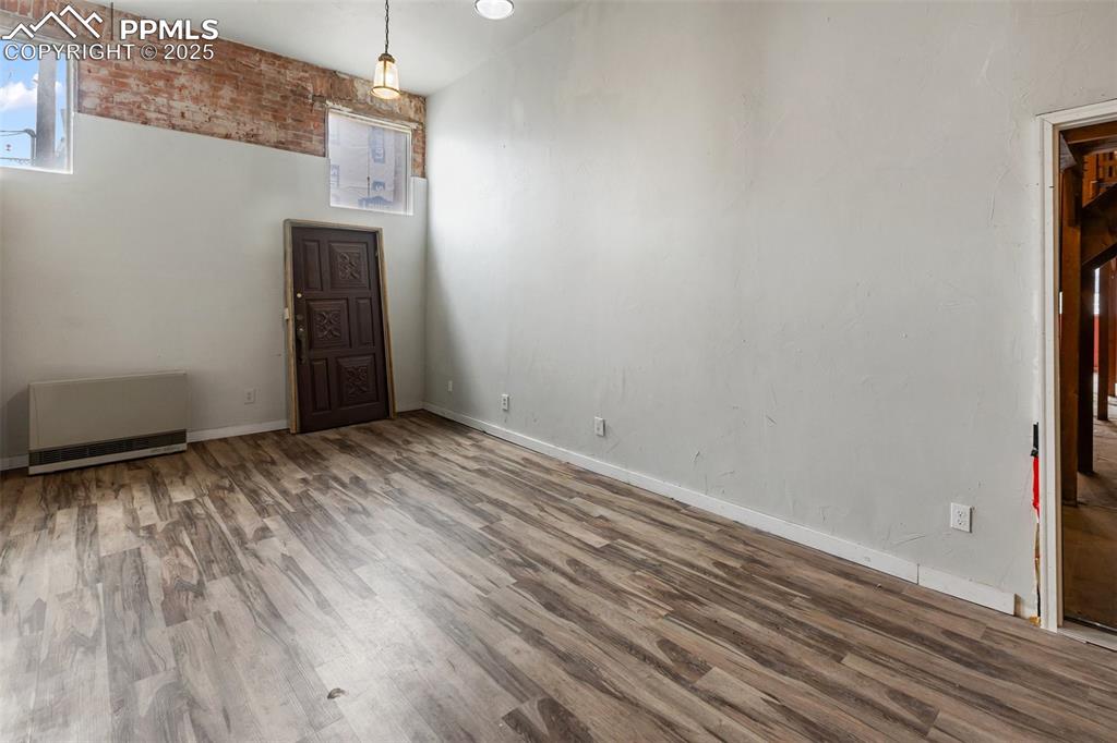 Image 18 of 34: Spacious family room with new laminate flooring