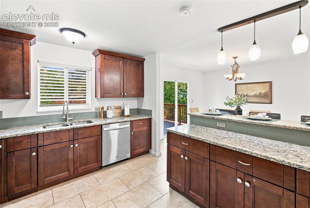 Image 25 of 46: Kitchen