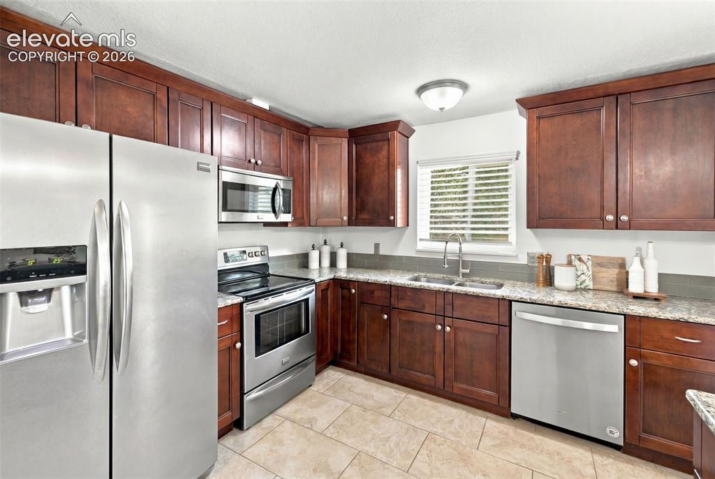 Image 26 of 46: Kitchen
