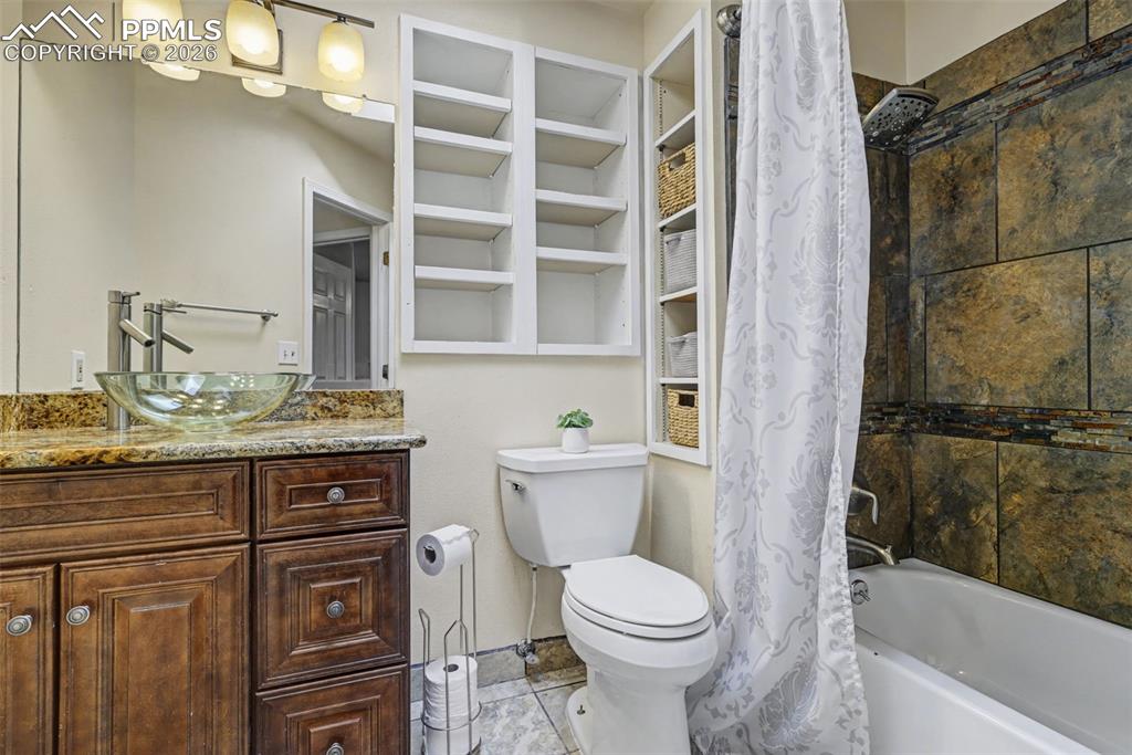 Image 13 of 28: Bathroom