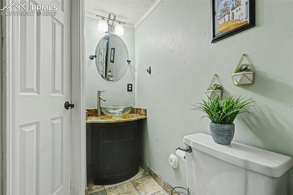 Image 19 of 28: Bathroom