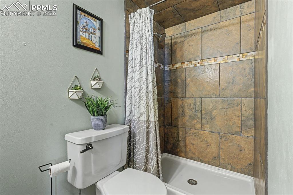 Image 20 of 28: Bathroom