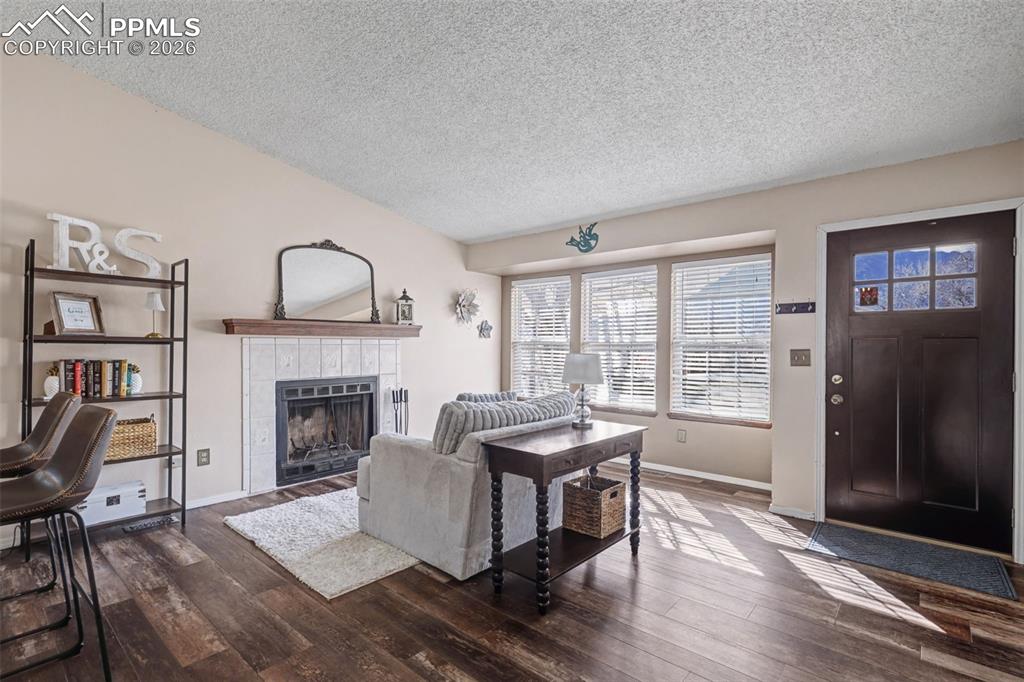 Image 4 of 28: Living Room