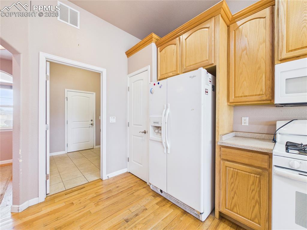 Image 13 of 39: Kitchen