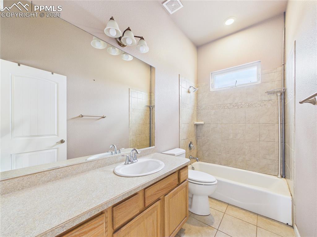 Image 19 of 39: Bathroom