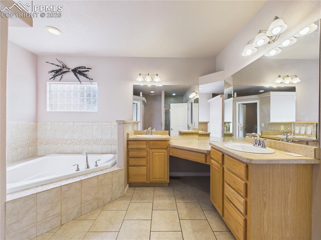 Image 26 of 39: Bathroom