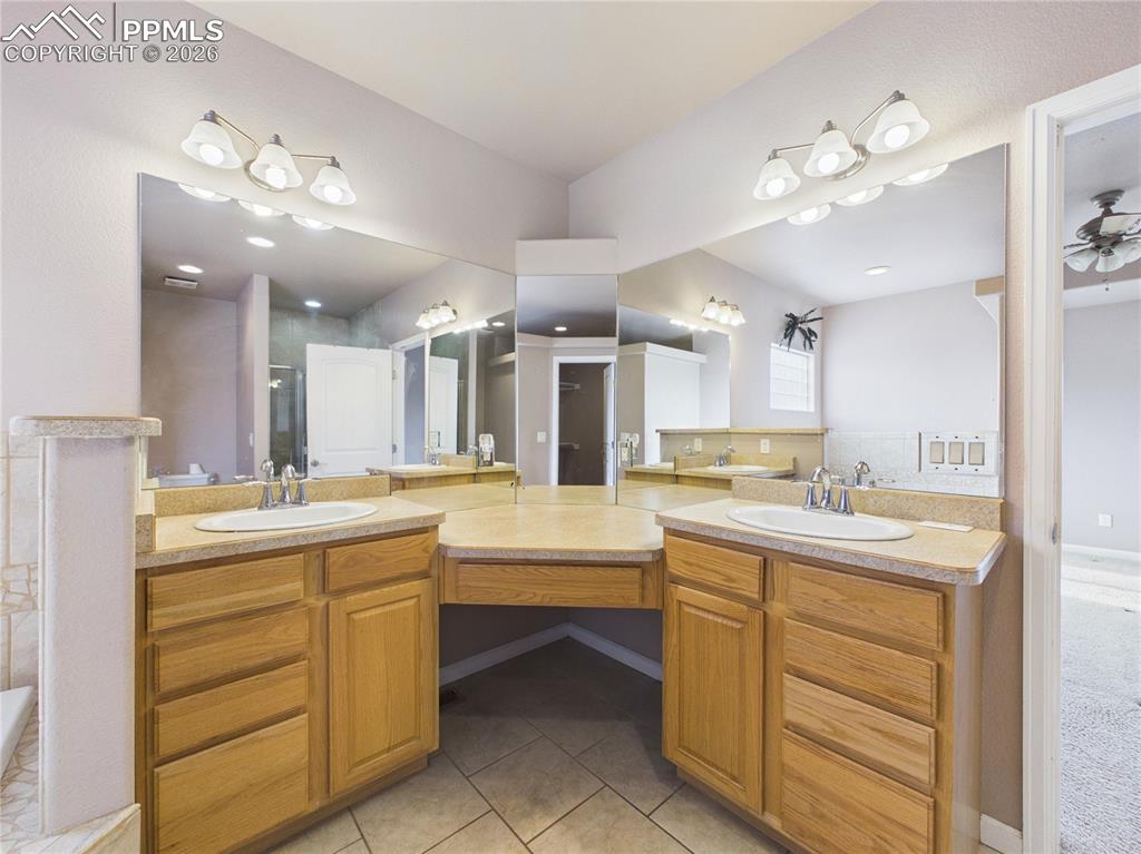 Image 27 of 39: Bathroom