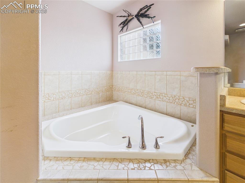 Image 28 of 39: Bathroom