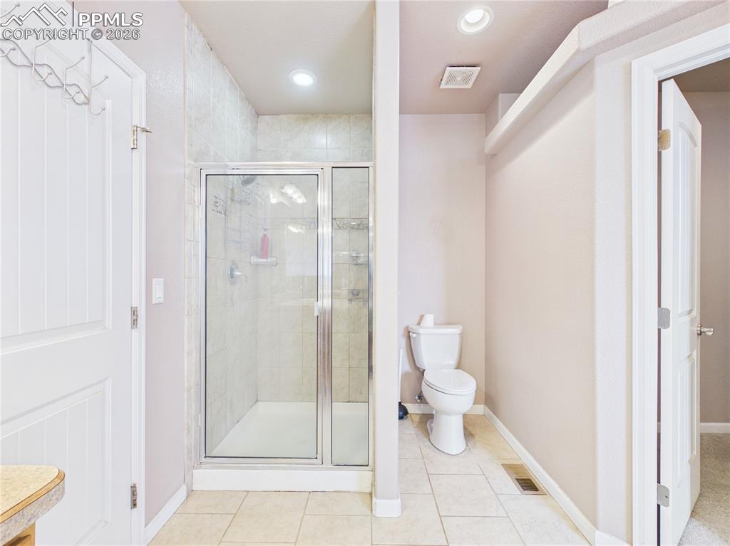 Image 29 of 39: Bathroom