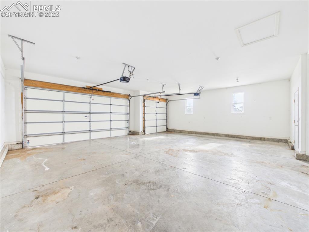 Image 34 of 39: Garage