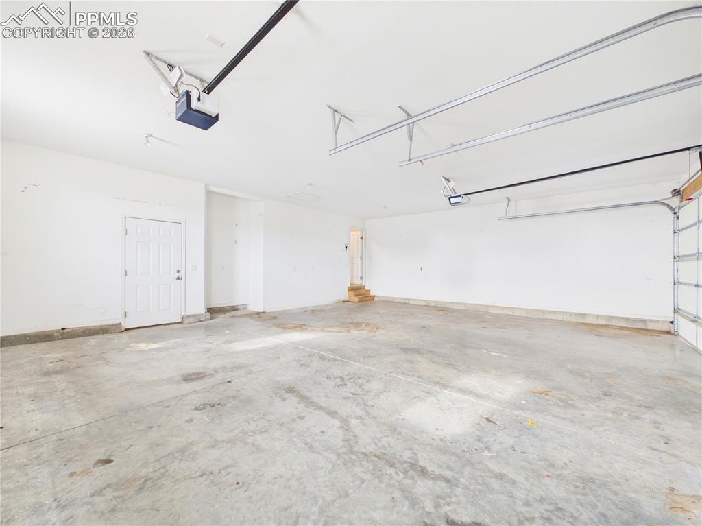 Image 35 of 39: Garage