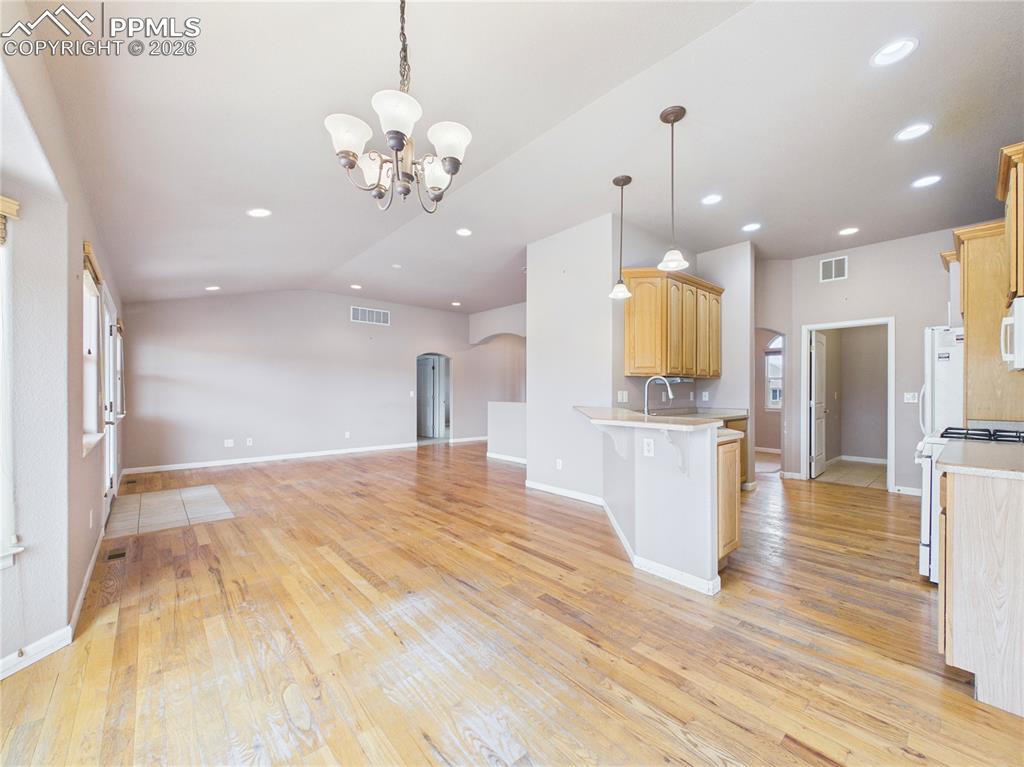 Image 9 of 39: Kitchen