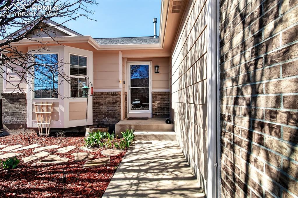 Image 3 of 36: Front entry