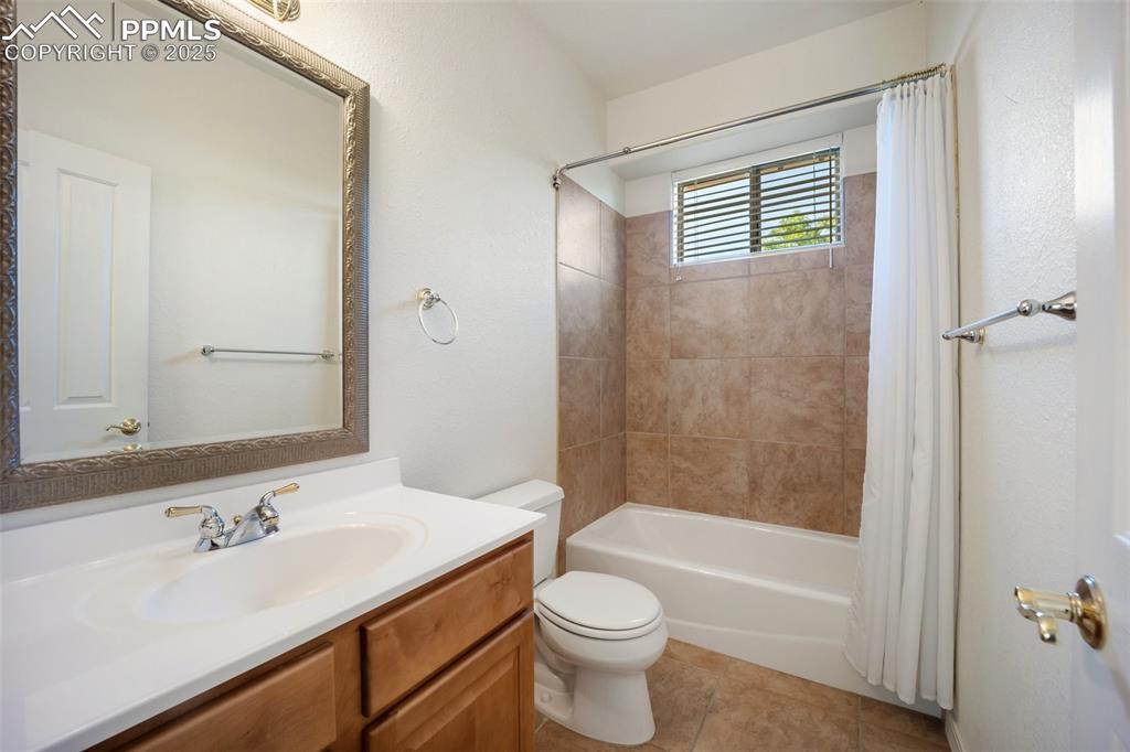 Image 17 of 48: Bathroom
