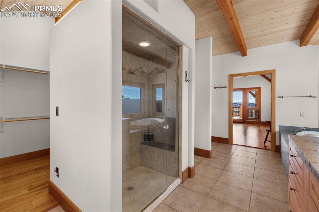 Image 18 of 48: Bathroom