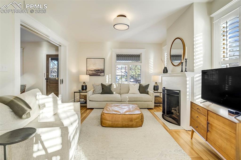 Image 17 of 49: Living Room