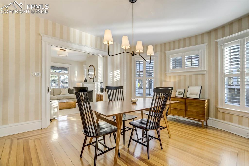 Image 19 of 49: Dining Area