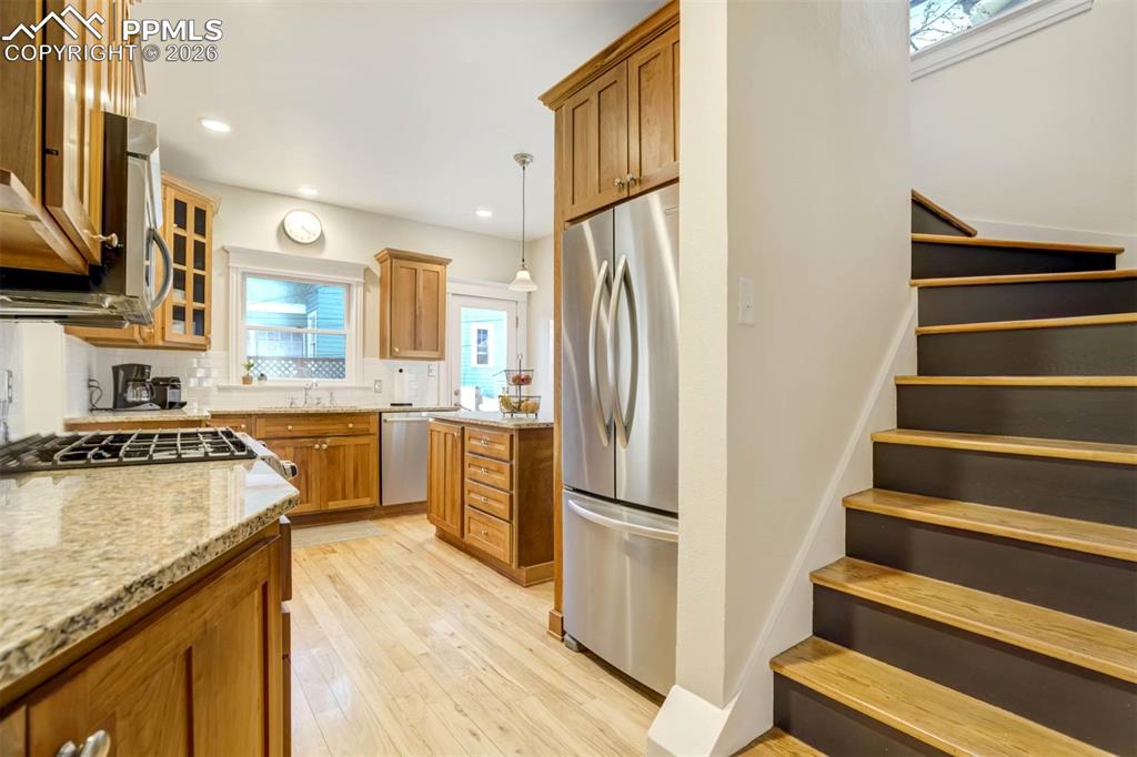 Image 22 of 49: Kitchen