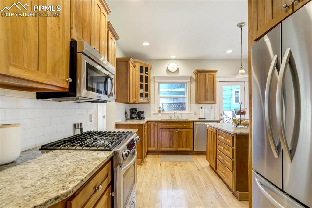 Image 23 of 49: Kitchen