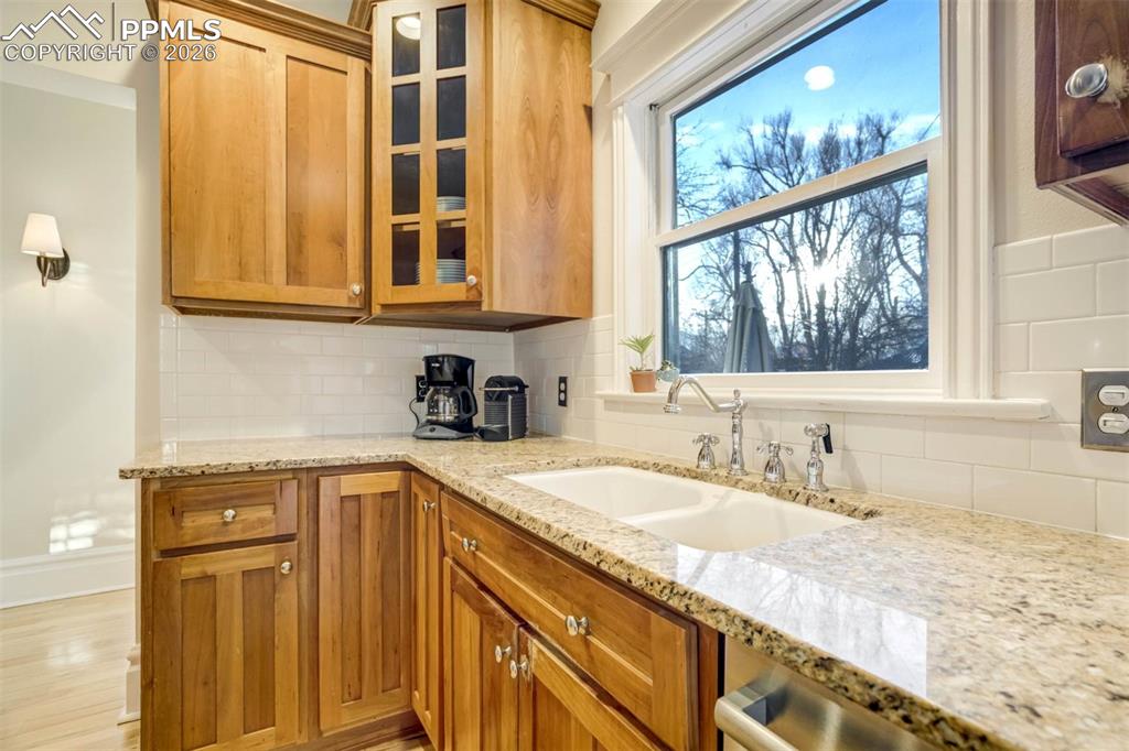 Image 24 of 49: Kitchen