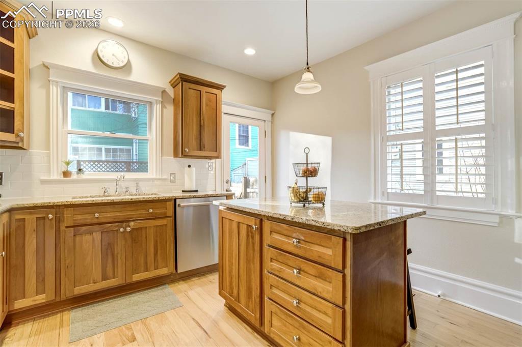 Image 25 of 49: Kitchen