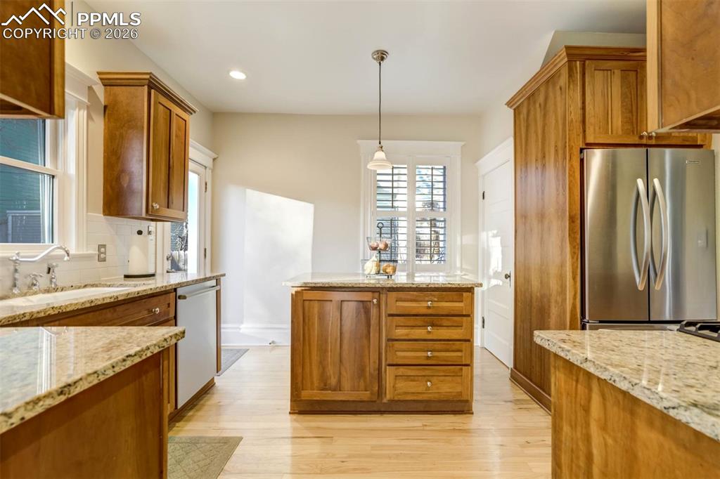 Image 26 of 49: Kitchen