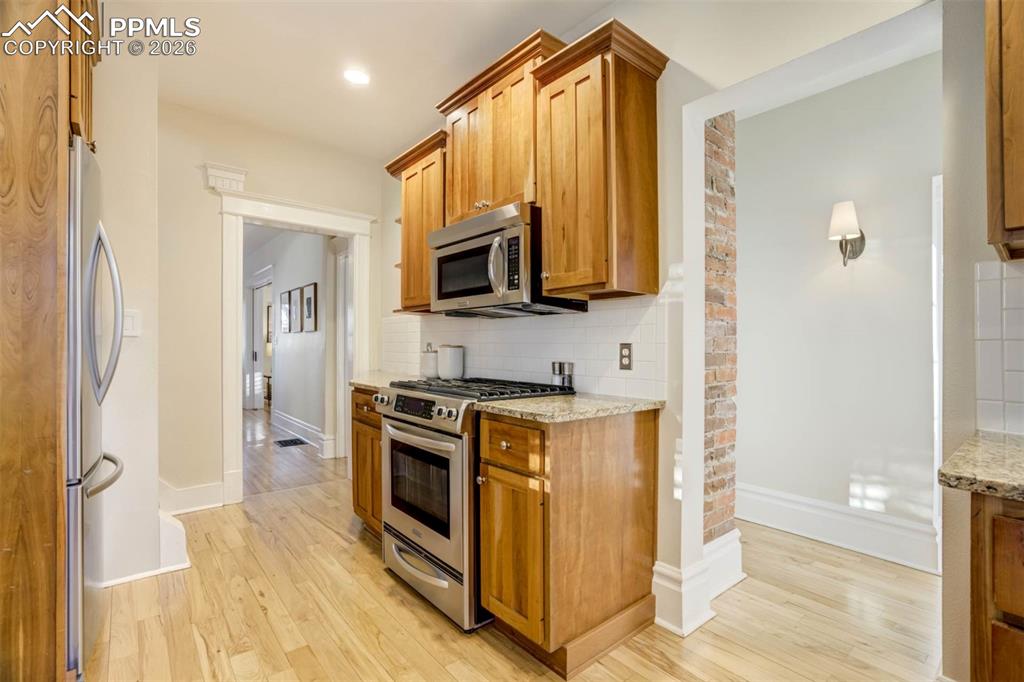 Image 27 of 49: Kitchen