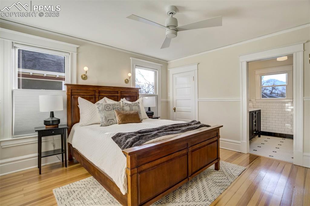 Image 34 of 49: Bedroom