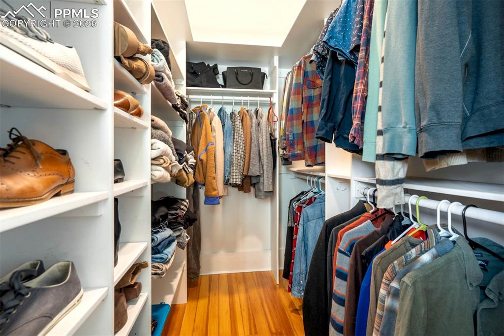 Image 39 of 49: Closet