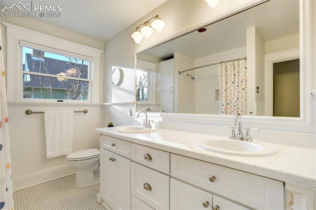 Image 45 of 49: Bathroom