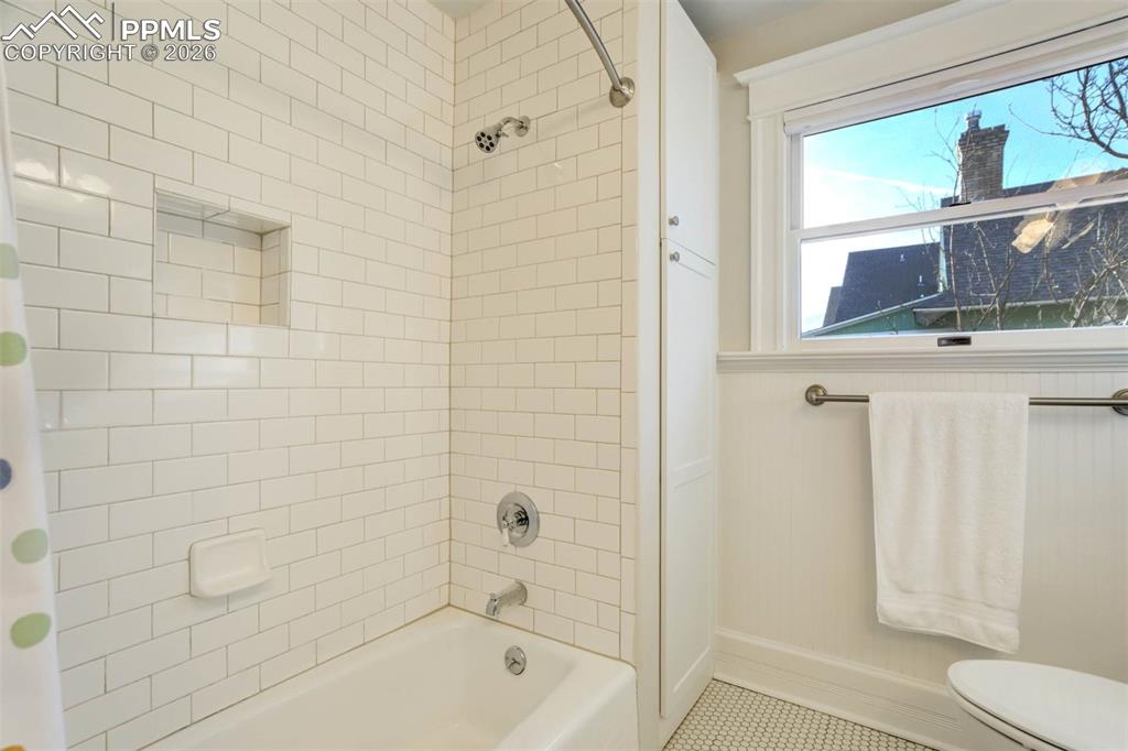 Image 46 of 49: Bathroom