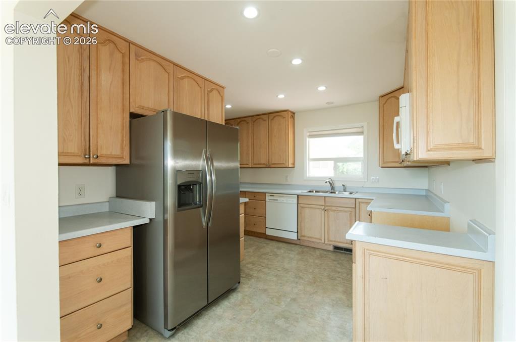 Image 13 of 50: Kitchen