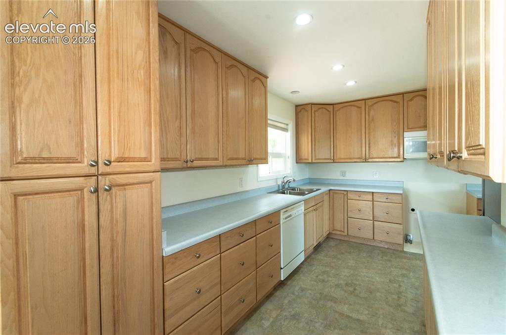 Image 15 of 50: Kitchen