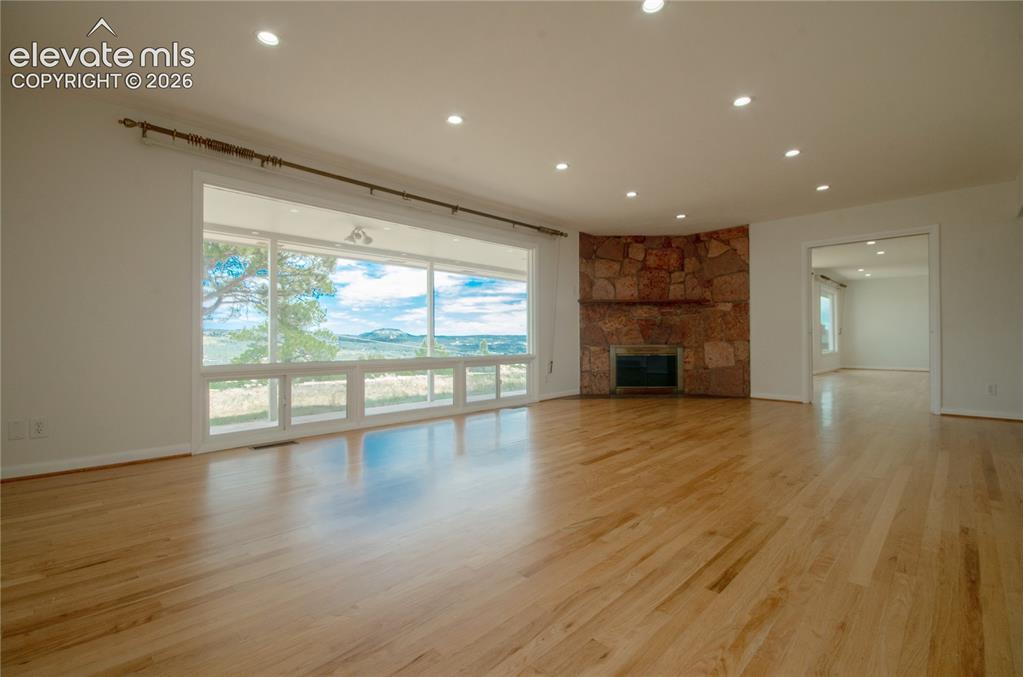 Image 8 of 50: Living Room