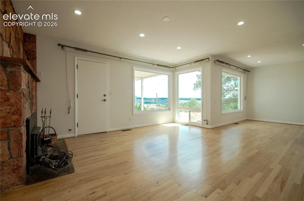 Image 9 of 50: Living Room