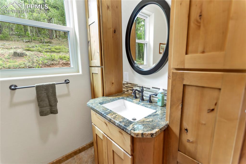 Image 9 of 39: Buest Bath