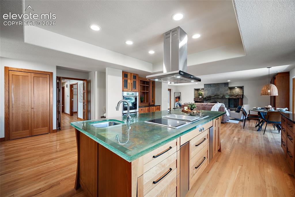 Image 11 of 50: Kitchen