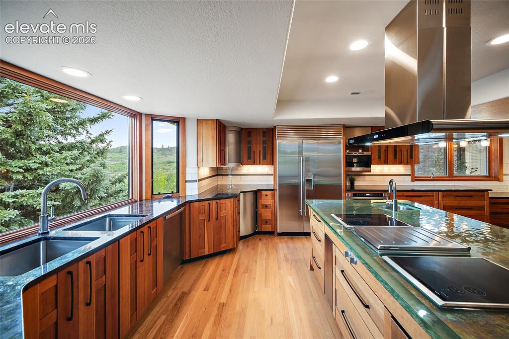 Image 13 of 50: Kitchen