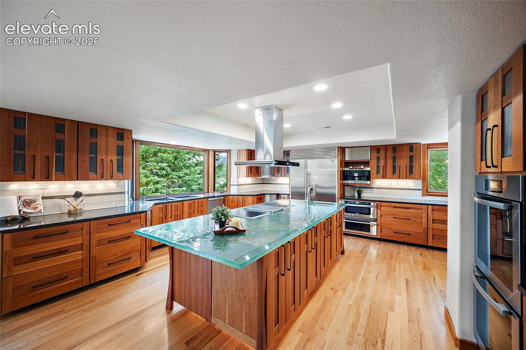 Image 14 of 50: Kitchen