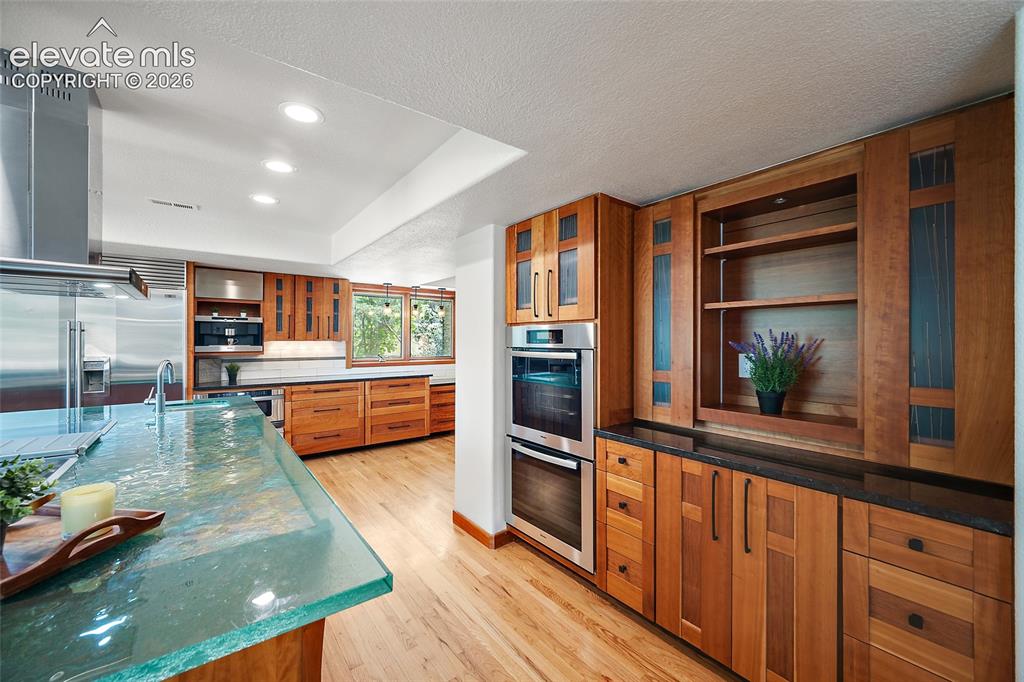 Image 15 of 50: Kitchen