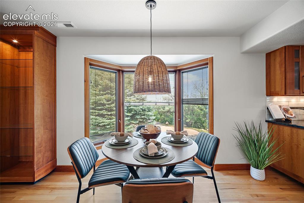 Image 16 of 50: Dining Area