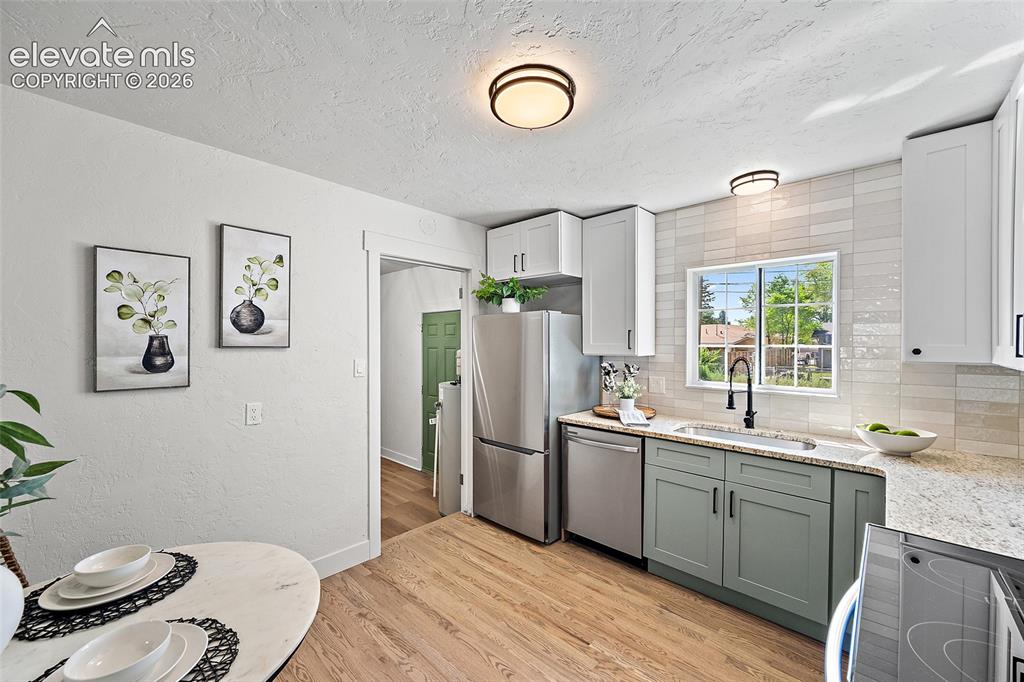 Image 11 of 33: Kitchen
