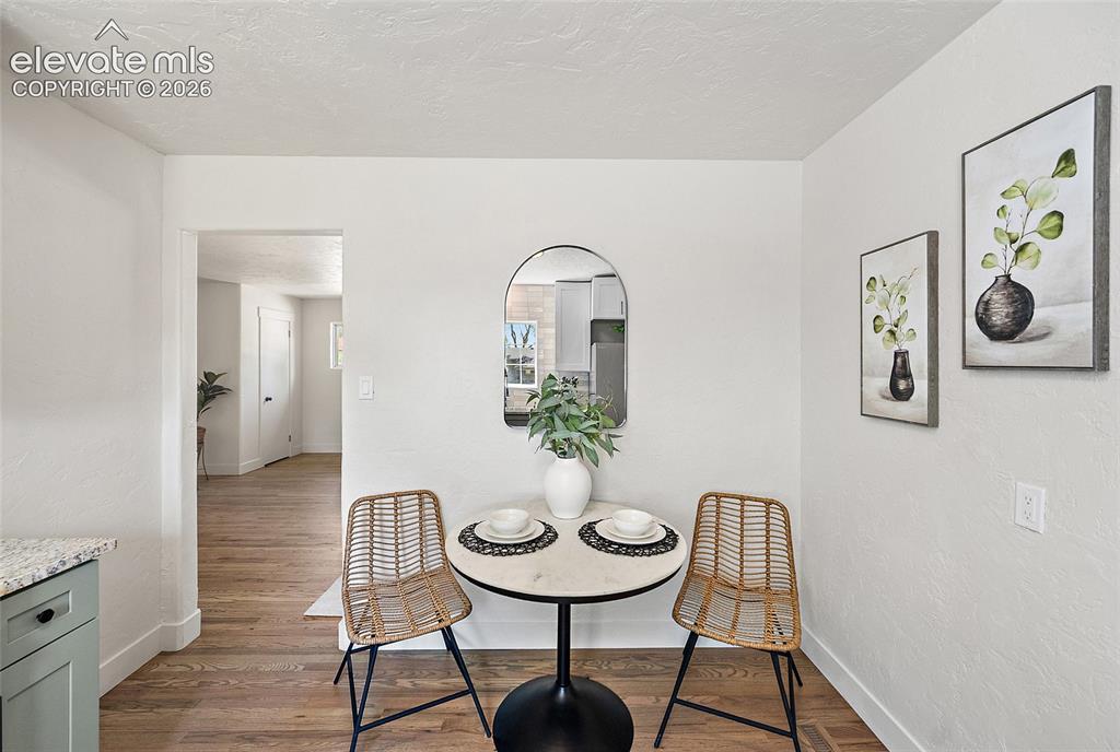 Image 13 of 33: Dining Area
