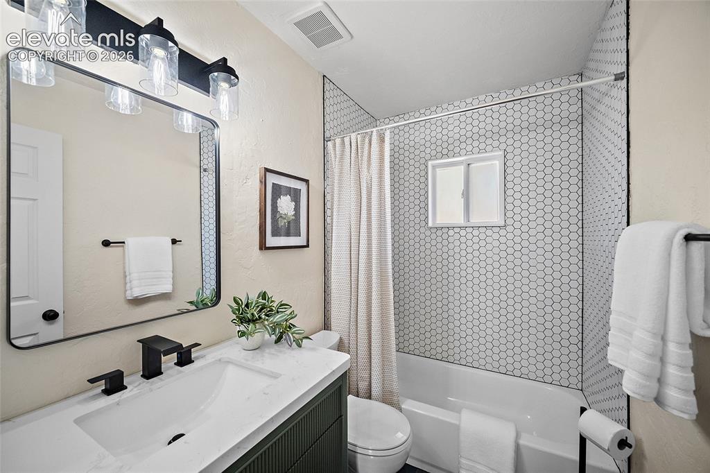 Image 16 of 33: Bathroom