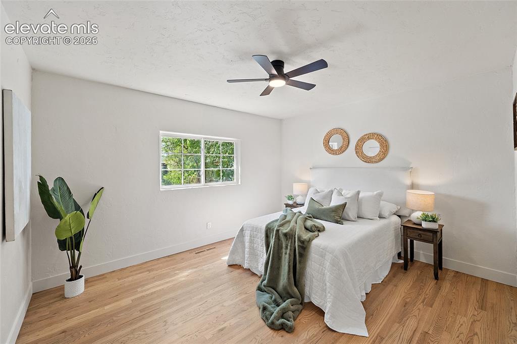 Image 19 of 33: Bedroom