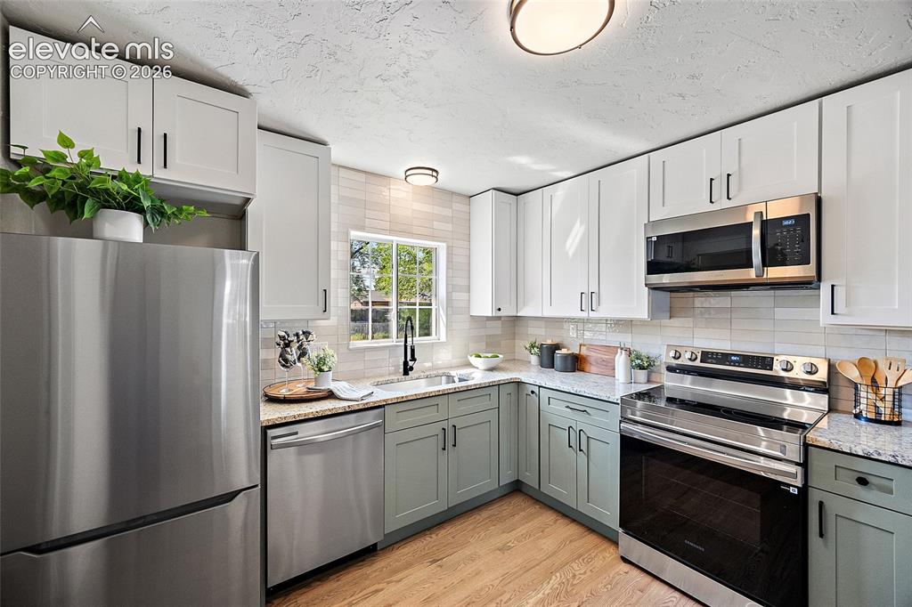 Image 8 of 33: Kitchen