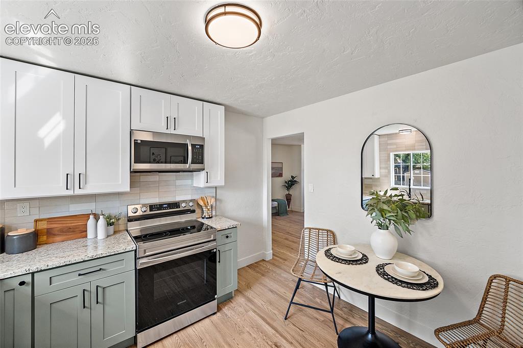 Image 9 of 33: Kitchen
