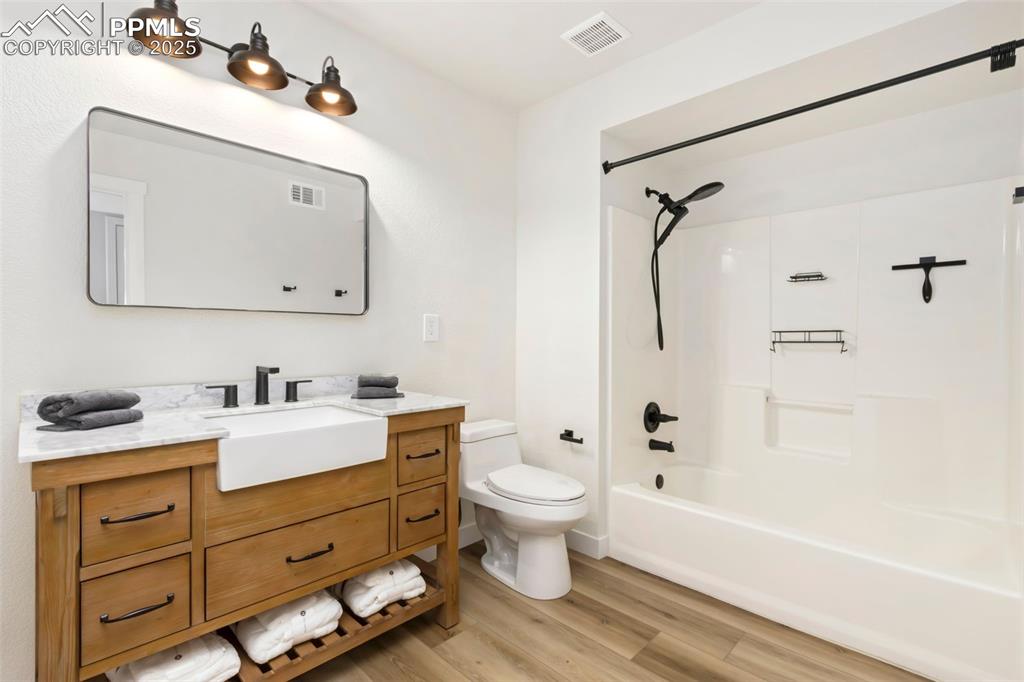 Image 12 of 15: Bathroom