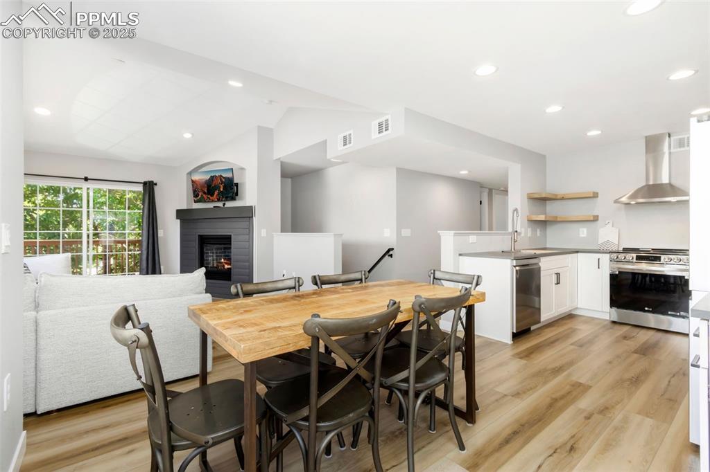 Image 4 of 15: Dining Area